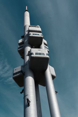 Prag 'ın Ikov semtindeki televizyon kulesinin görüntüsü                               
