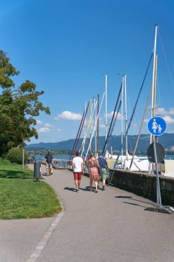   Bodensee 'de Lindau' da bir göl yolu üzerinde yürüyenler, Almanya 'da Constance Gölü                             