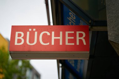 Bir kitapçıyı işaret eden Alman yazıtlı kırmızı tabela. Çeviri: Kitaplar                               