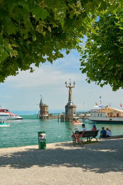  Constance, Almanya 30 Temmuz 2024: Constance Gölü ve heykeltraş Peter Lenk 'in Constance sahilinden Imperia heykeli ve kültürel anıtı                              