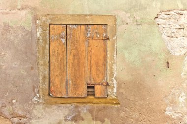 Almanya 'nın Rothenburg ob der Tauber kentindeki yenilenmemiş bir ortaçağ evinin kepenkleri.