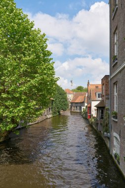  Belçika 'nın tarihi eski Dünya Mirası kenti Bruges' deki kanal                              