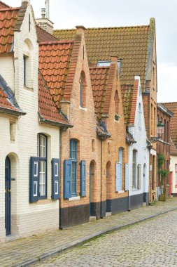 Belçika 'nın eski Bruges kasabasındaki tipik tarihi evler yan sokaktaki olağan turistik yerlerden uzakta.                                