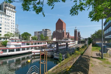   Duisburg, Almanya 11 Mayıs 2024: Weisse Flotte 'un yolcu gemileri, Almanya' nın Duisburg limanındaki beyaz filo                             