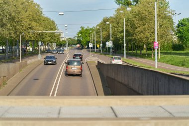 Magdeburg, Almanya 1 Mayıs 2024: Almanya 'nın Magdeburg kentindeki bir tünele giren ve çıkan arabalar                         