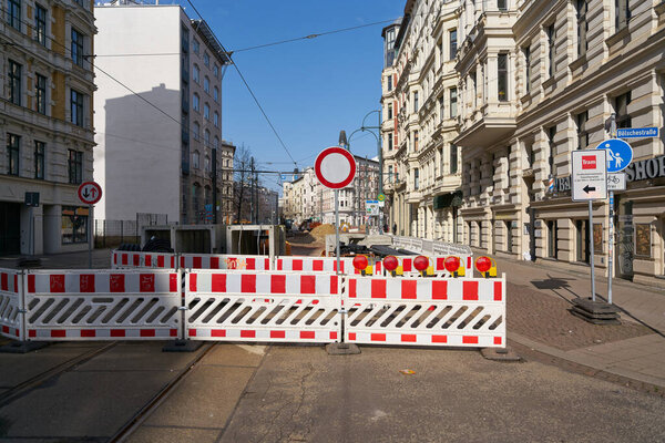  Магдебург, Германия 02 марта 2024 года: Закрытие дороги в связи с обновлением трамвайных путей в центре Магдебурга в Германии                              