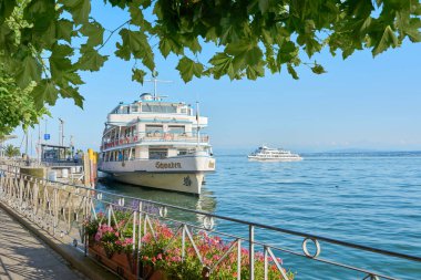  Meersburg, Almanya 29 Temmuz 2024: Bodensee-Schiffsbetriebe GmbH 'den MS Schwaben adlı motor gemisi Almanya' da Bodensee, Constance Gölü 'ndeki Meersburg limanına iniş yaptı.                              