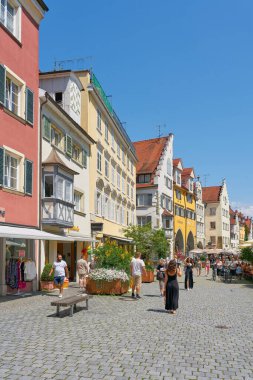   Lindau, Almanya 29 Temmuz 2024: Bodensee 'nin Constance Gölü üzerindeki Lindau ilçesinin eski bir kasabasındaki yaya bölgesinde turistler                              