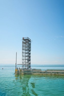    Friedrichshafen, Almanya - 29 Temmuz 2024: Almanya 'da Bodensee, Constance Gölü yakınlarındaki Friedrichshafen limanında bazı turistlerle Moleturm                            