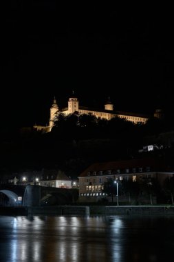 Almanya 'daki ana nehir kıyısındaki Wuerzburg şehrinin yukarısındaki Marienberg Kalesi' ni aydınlattı.                               