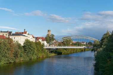  Bavyera 'daki Bamberg şehrinin Luitpold Köprüsü ve Regnitz Nehri üzerindeki Luitpoldbrucke manzarası 2006 yılında tamamlandı.                              