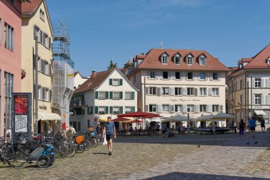   Constance, Almanya 30 Temmuz 2024: Almanya 'da Bodensee, Constance Gölü' ndeki Muensterplatz 'daki mağazalar ve restoranlar                             