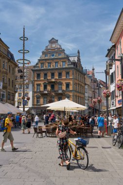  Constance, Almanya, 30 Temmuz 2024: Marktstatte, arka planda Haus zum Korb ile Bodensee, Constance Gölü 'ndeki tarihi eski Constance kasabasında bir meydan.                              