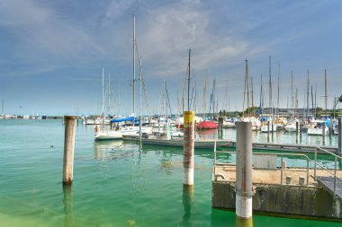 Sıcak bir yaz gününde Almanya, Constance Gölü 'ndeki Constance limanında yelkenli gezintisi.                               
