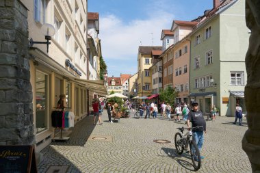 Lindau, Almanya 29 Temmuz 2024: Bodensee 'nin Constance Gölü üzerindeki Lindau ilçesinin eski bir kasabasındaki yaya bölgesinde turistler                               