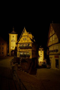 Plonlein, Almanya 'nın Franconia bölgesindeki tarihi Rothenburg ob der Tauber kasabasının en çok fotoğraflanan manzarası.                               
