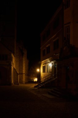  St. Jacob Kilisesi 'nde gece sahnesi, kilise meydanında St-Jakobs-Kirche, Rothenburg' da Kirchplatz, Almanya 'da ob der Tauber.                              