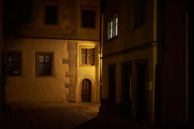   Kilise meydanında gece sahnesi, Kirchplatz eski Jakobsschule 'de, Reichsstadtgymnasium bugünün halk merkezi, Gemeindezentrum in Rothenburg ob der Tauber, Almanya                             
