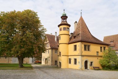    Hegereiterhaus, Almanya 'nın Rothenburg ob der Tauber kasabasının Spitalhof hastanesinin avlusunda.                            