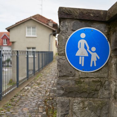 Almanya 'da Constance Gölü' ndeki Lindau kasabasında bir patika olduğunu gösteren trafik işaretleri.                               