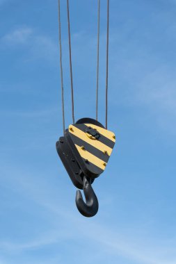  Magdeburg 'daki eski ticari limanda mavi gökyüzünün altında tarihi bir vinç kancası.                              