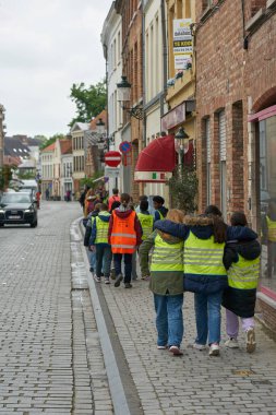  Bruges, Belçika 15 Mayıs 2024: Okul sınıfı Belçika 'nın Bruges şehrinde yürüyor                              