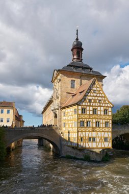  Bamberg, Almanya 28 Eylül 2024: The Old Town Hall, Almanya 'nın Bavyera kentindeki Bamberg şehrindeki Regnitz Nehri' ndeki yapay bir adadan geçiyor.                               