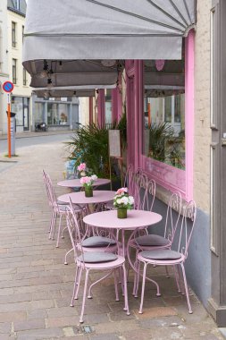 Belçika 'nın eski Bruges kasabasında bir sokak kafesinin önündeki boş sandalyeler.                               