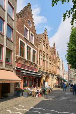     Bruges, Belçika 18 Mayıs 2024: Belçika 'nın tarihi eski Bruges kasabasında restoranları olan cadde                           