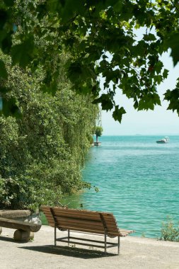 Almanya 'da Constance Gölü kıyısındaki Mainau adasında Idyllically' de yer alan bank                               