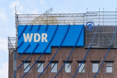  Köln, Almanya 23 Mayıs 2024: Köln şehir merkezinde Alman televizyon kanalı WDR, westdeutscher Rundfunk 'ın logosuyla cepheye                              
