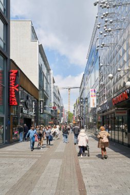 Köln, Almanya 19 Mayıs 2024: Köln, Almanya 'da popüler bir alışveriş caddesi olan Hohe Caddesi' ndeki insanlar                              