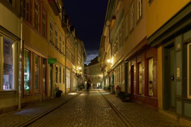 Erfurt, Almanya 01 Ekim 2024: Almanya 'nın Erfurt kentindeki Kramerbrucke Köprüsü' nün her iki tarafındaki tarihi evlerdeki bazı mağazalar                               