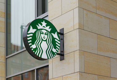 Dresden, Almanya 16 Ocak 2025: Almanya 'nın Dresden kentindeki Starbucks küresel kahve evi zinciri için neon tabela                               