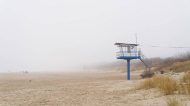  Alman Baltık Denizi 'nde kışın kurtarma kulesi olan Ahlbeck plajı.                              