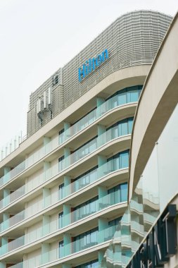 Swinoujscie, Polonya, 25 Aralık 2024: Polonya Baltık kıyısındaki Swinoujscie sahilindeki pahalı Hilton Oteli                               