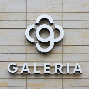      Dresden, Almanya 16 Ocak 2025: Almanya 'nın başkenti Dresden' de bir Galeria mağazası için neon tabela                           
