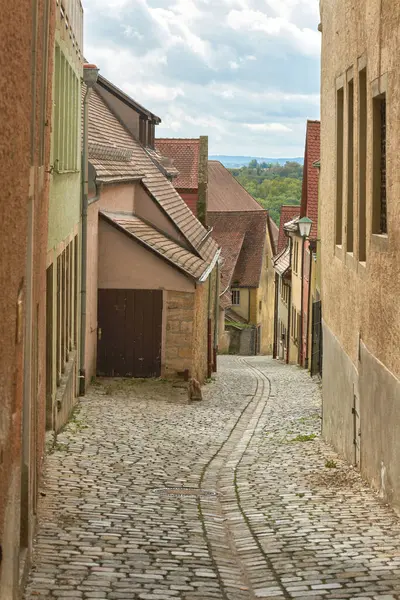  Almanya 'nın Rothenburg ob der Tauber kentindeki tarihi ortaçağ evleriyle dolu bir sokak.                              