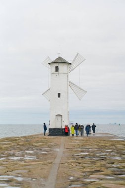  Swinoujscie, Polonya, 24 Aralık 2024: Değirmen feneri, Muhlenbake, Polonya 'nın Baltık kıyısındaki Swinoujscie kasabasının simgesi.                              