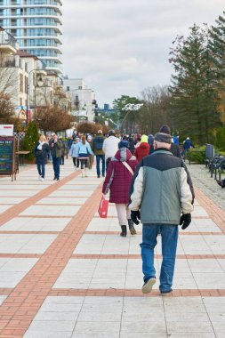  Swinoujscie, Polonya 24 Aralık 2024: Sahil gezintisi gezginleri, Polonya Baltık kıyılarındaki Swinoujscie 'de Promenada                              