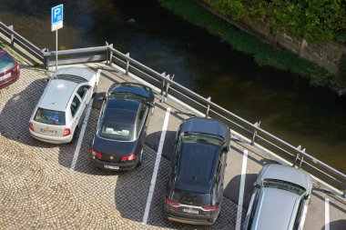 Karlovy Vary, Çek Cumhuriyeti 20 Nisan 2025: Çek Cumhuriyeti 'nin Karlovy Vary kentindeki Tepla nehrindeki halka açık otopark
