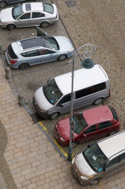 Karlovy Vary, Çek Cumhuriyeti 19 Nisan 2025: Çek Cumhuriyeti 'nin Karlovy Vary kentindeki açık otopark                               