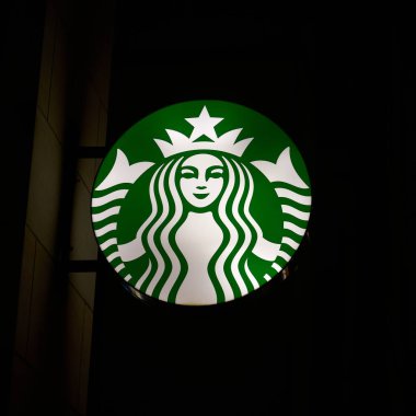  Dresden, Almanya 17 Ocak 2025: Gece Dresden şehir merkezindeki Starbucks küresel kahve evi zinciri için neon tabela                               