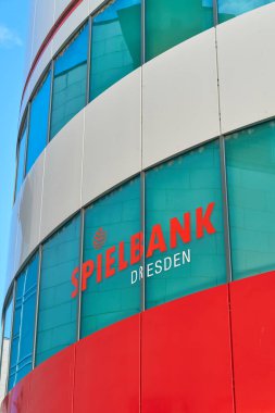  Dresden, Almanya 17 Ocak 2025: Kumarhanenin cam cephesi, Almanya 'nın Dresden kentindeki Spielbank                              