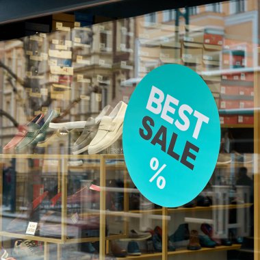 Ayakkabı mağazasının camında 