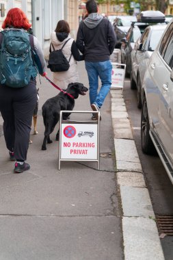 Karlovy Vary, Çek Cumhuriyeti 19 Nisan 2025: Karlovy Vary 'de bir otelin önünde üzerinde 