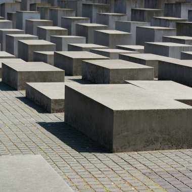   Berlin 'in merkezindeki soykırım anıtının beton blokları.                             
