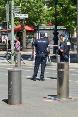   Berlin, Almanya 01 Mayıs 2025: Berlin 'in merkezinde cesurlarla kapatılan bir sokakta polis varlığı                             