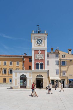 Rovinj, Hırvatistan 2 Haziran 2025: Rovinj 'in yenilenmiş 12. yüzyıl saat kulesi ve Venedik aslanıyla birlikte ana meydanında turistler                               
