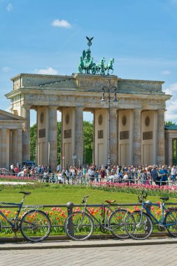 Berlin, Almanya 01 Mayıs 2025: Berlin 'de turistler ve Alman başkentinin bir simgesi olan Brandenburg Kapısı ile Pariser Platz                               